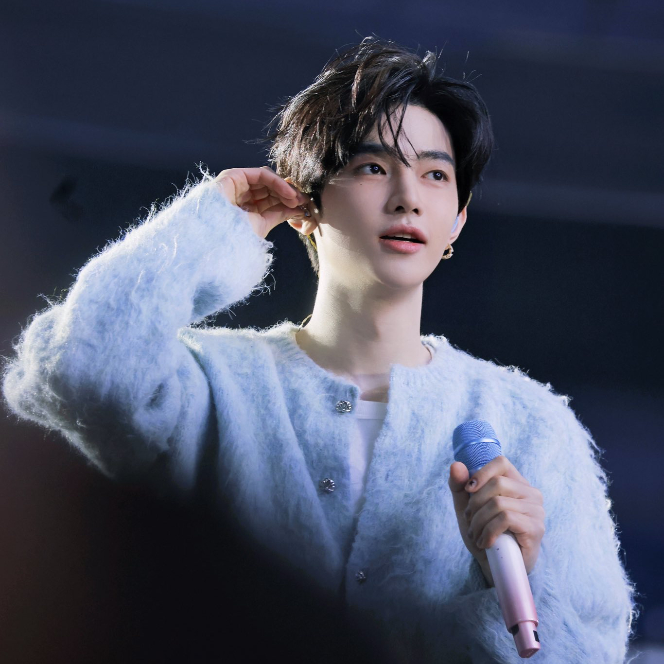 A moment captured by Zhang Hao's fan