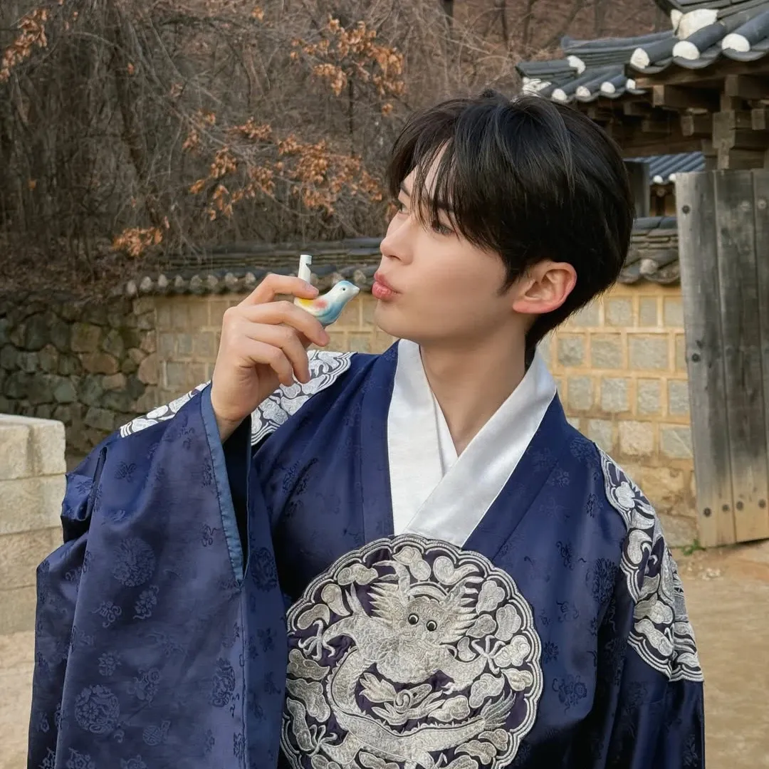 Foto aktivitas terbaru Sung Hanbin (ZEROBASEONE)