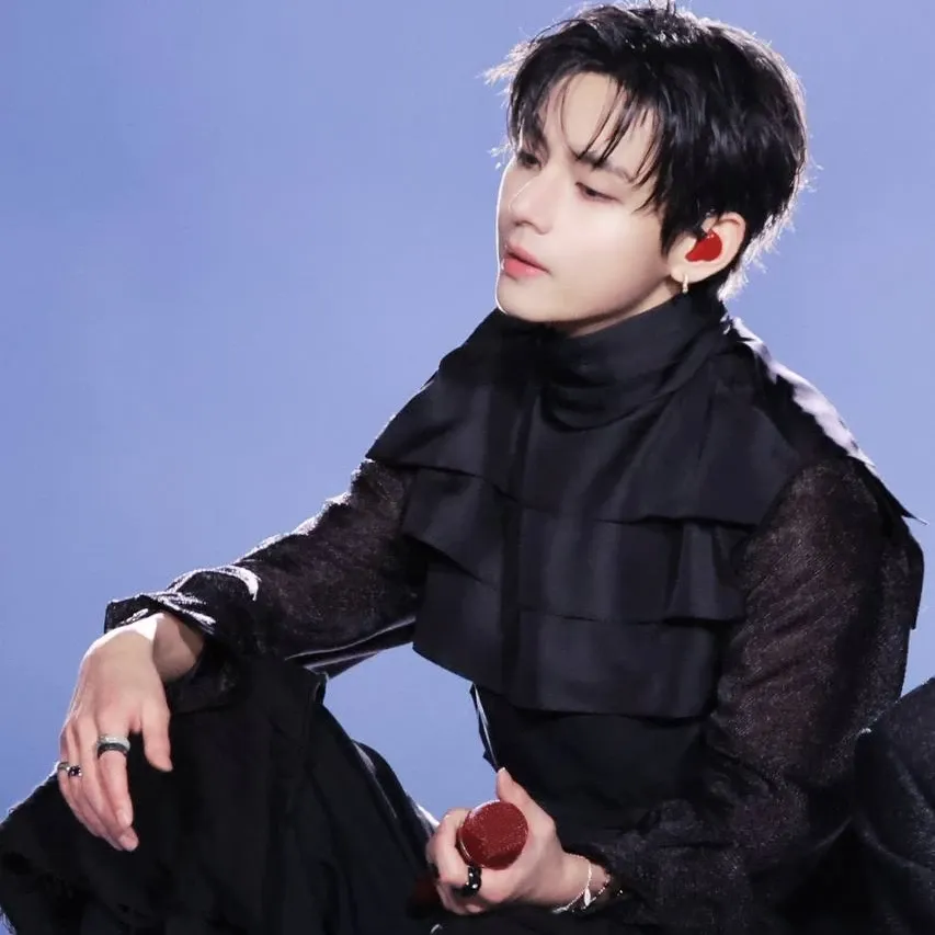 Behind-the-scenes cut of V (BTS)