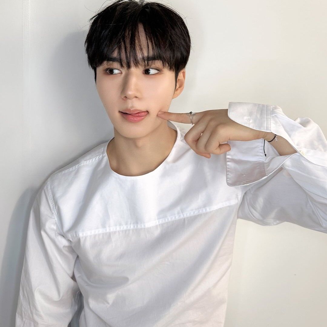 Behind-the-scenes cut of Kim Junseo (ALPHA DRIVE ONE)