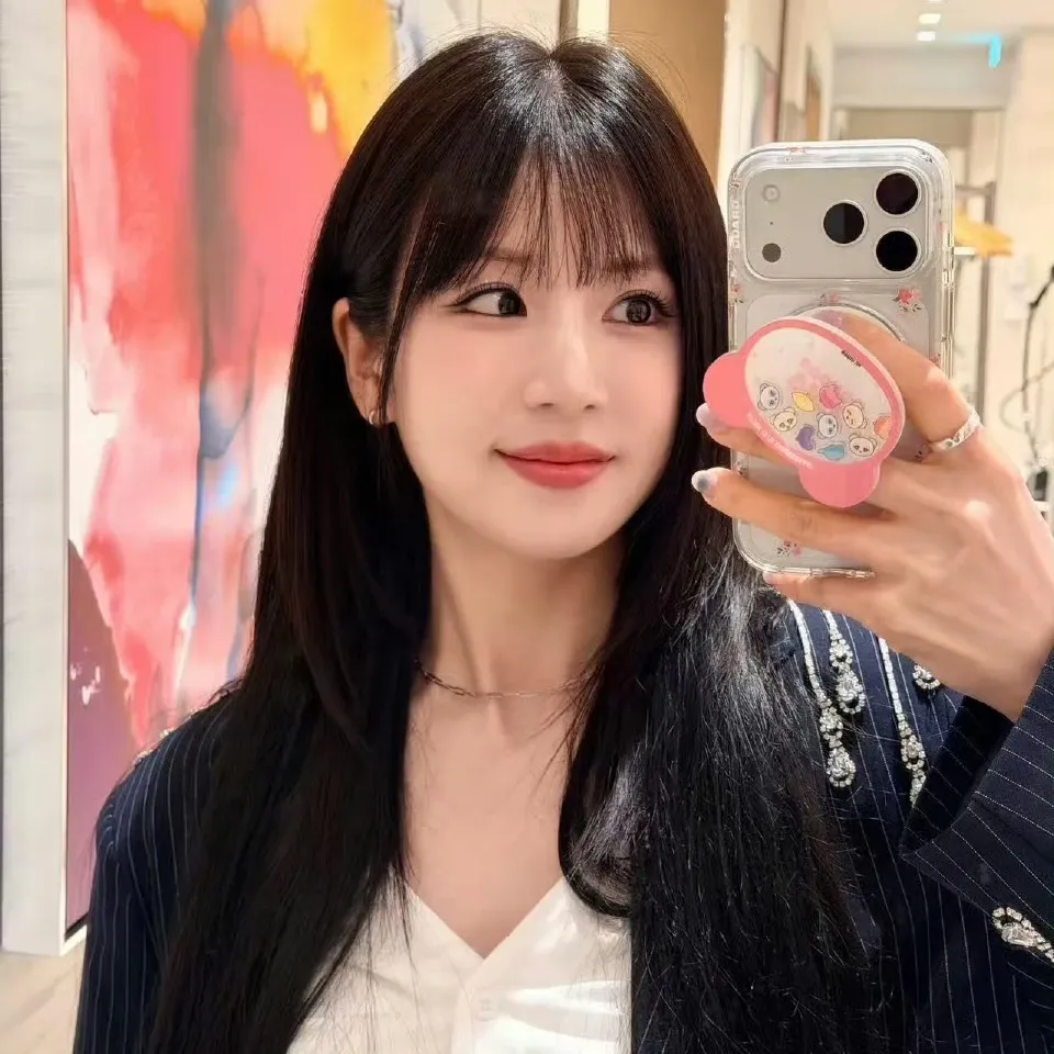 Behind-the-scenes cut of Park Chorong (Apink)