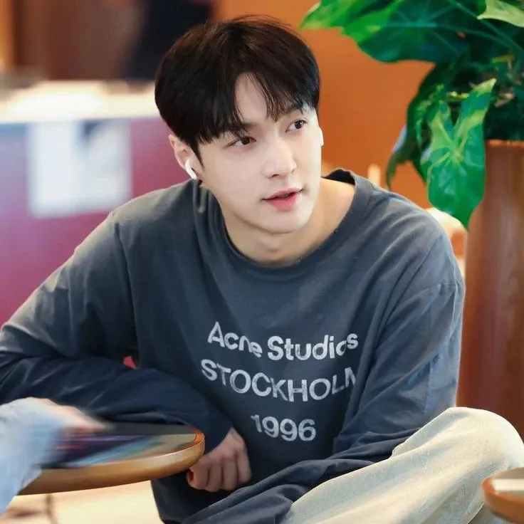 Recent activity shot of Lay (EXO)