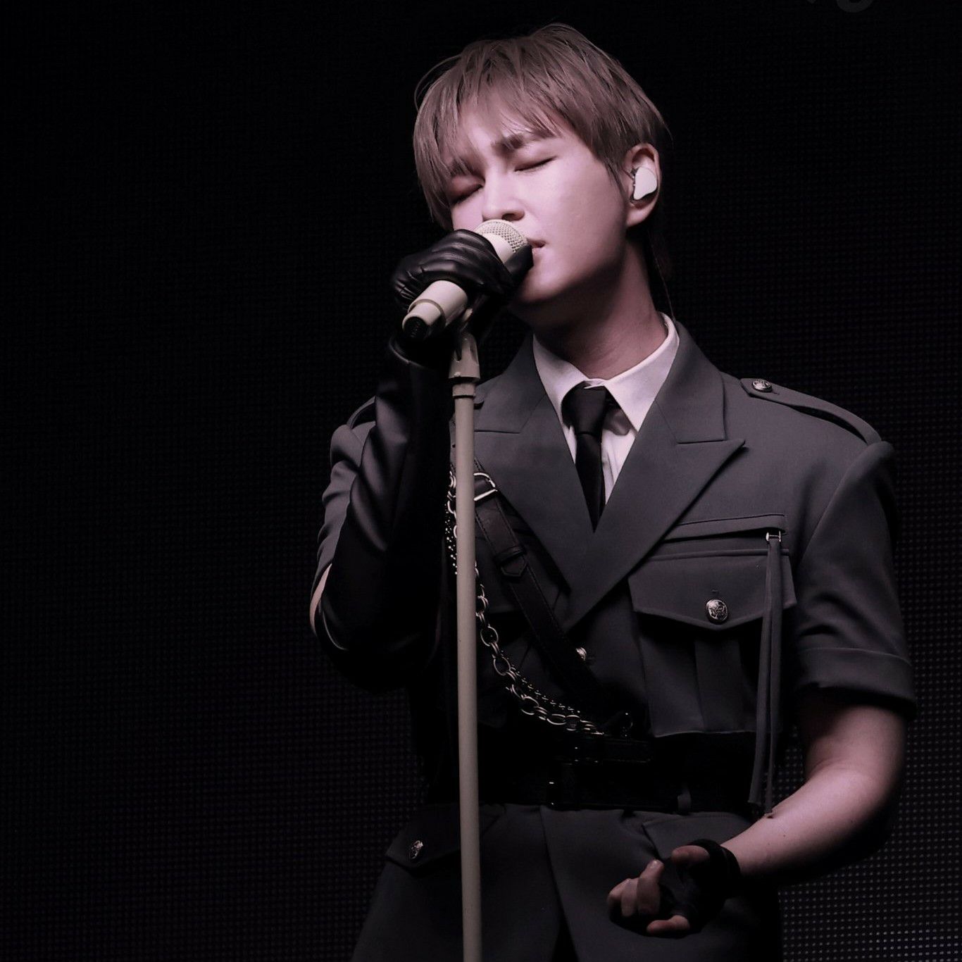 A moment captured by Onew (SHINee)'s fan