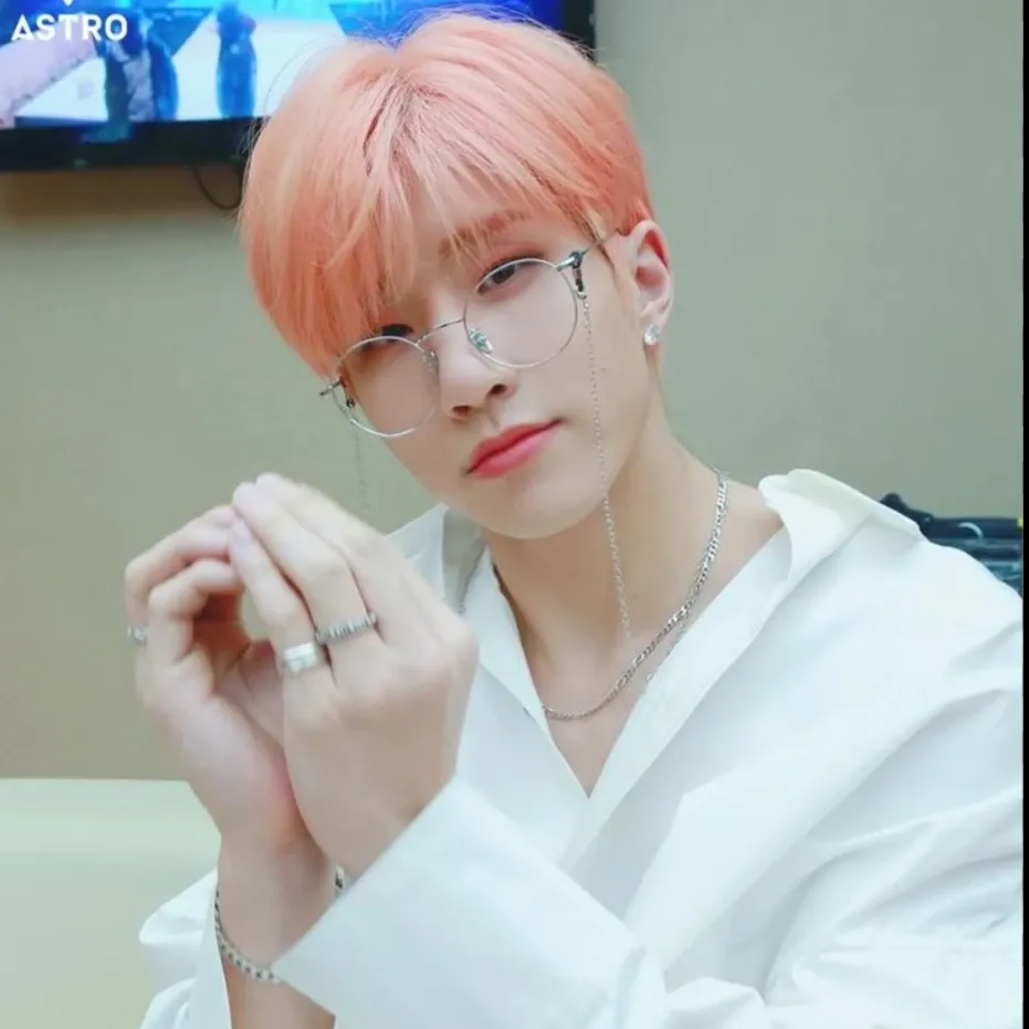 Latest photo of Jinjin (ASTRO)