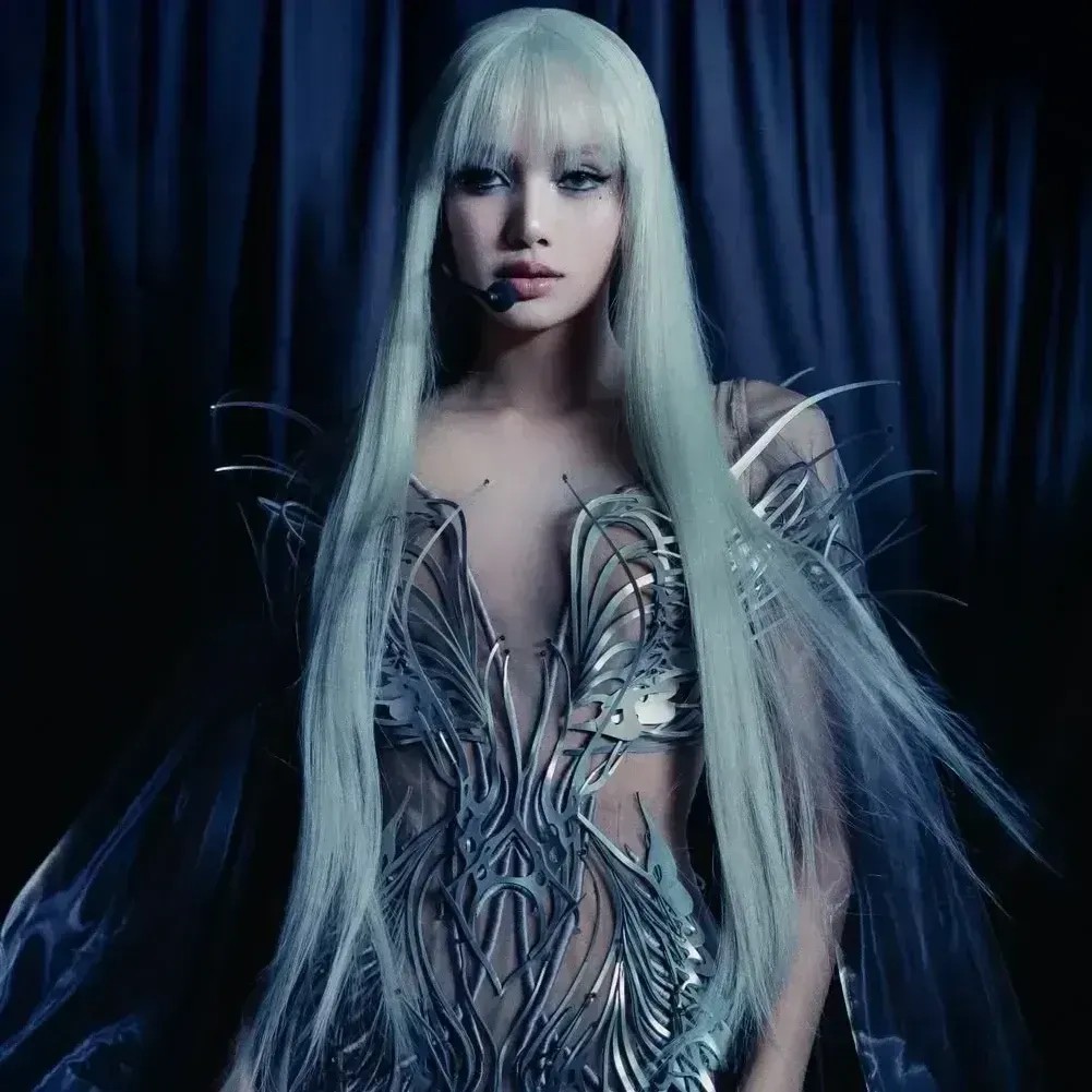 Foto aktivitas terbaru Lisa (BLACKPINK)