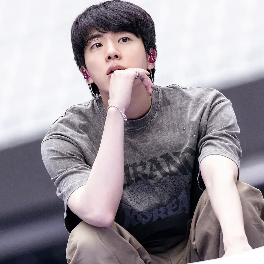 Foto aktivitas terbaru Jin (BTS)