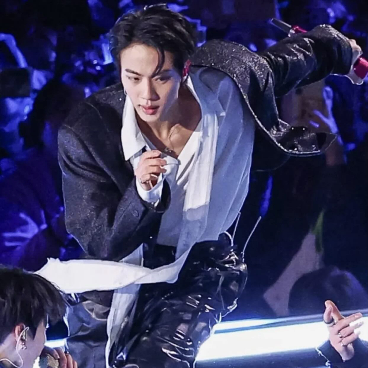 Behind-the-scenes cut of BTS