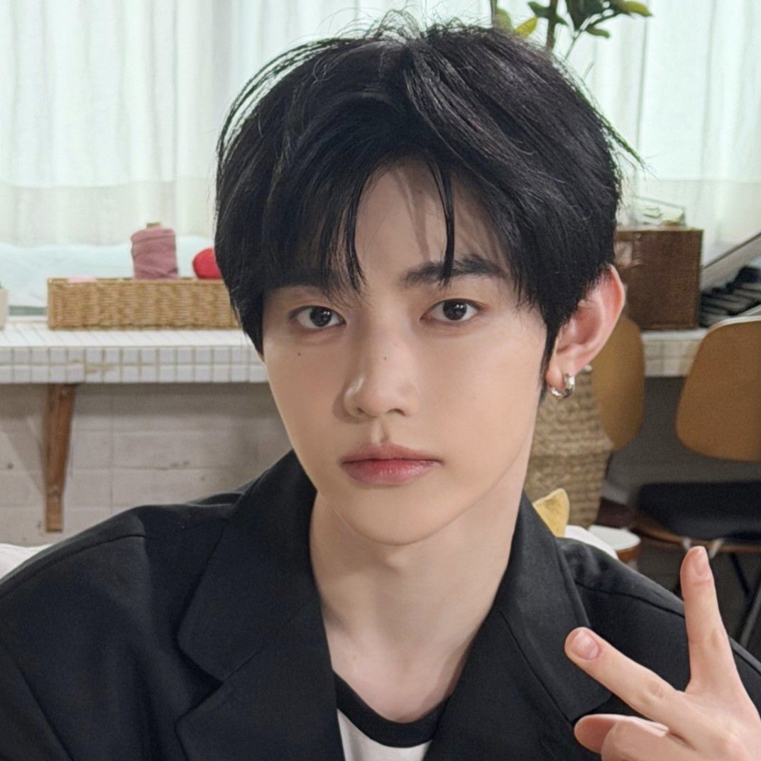 Latest photo of Zhang Hao (ZEROBASEONE)