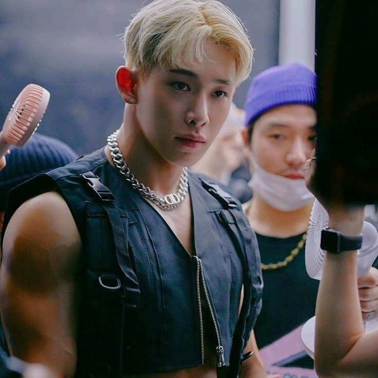 Behind-the-scenes cut of Wonho