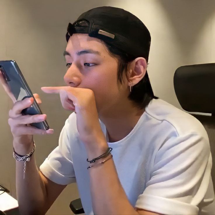 뷔 (방탄소년단)의 최신 사진