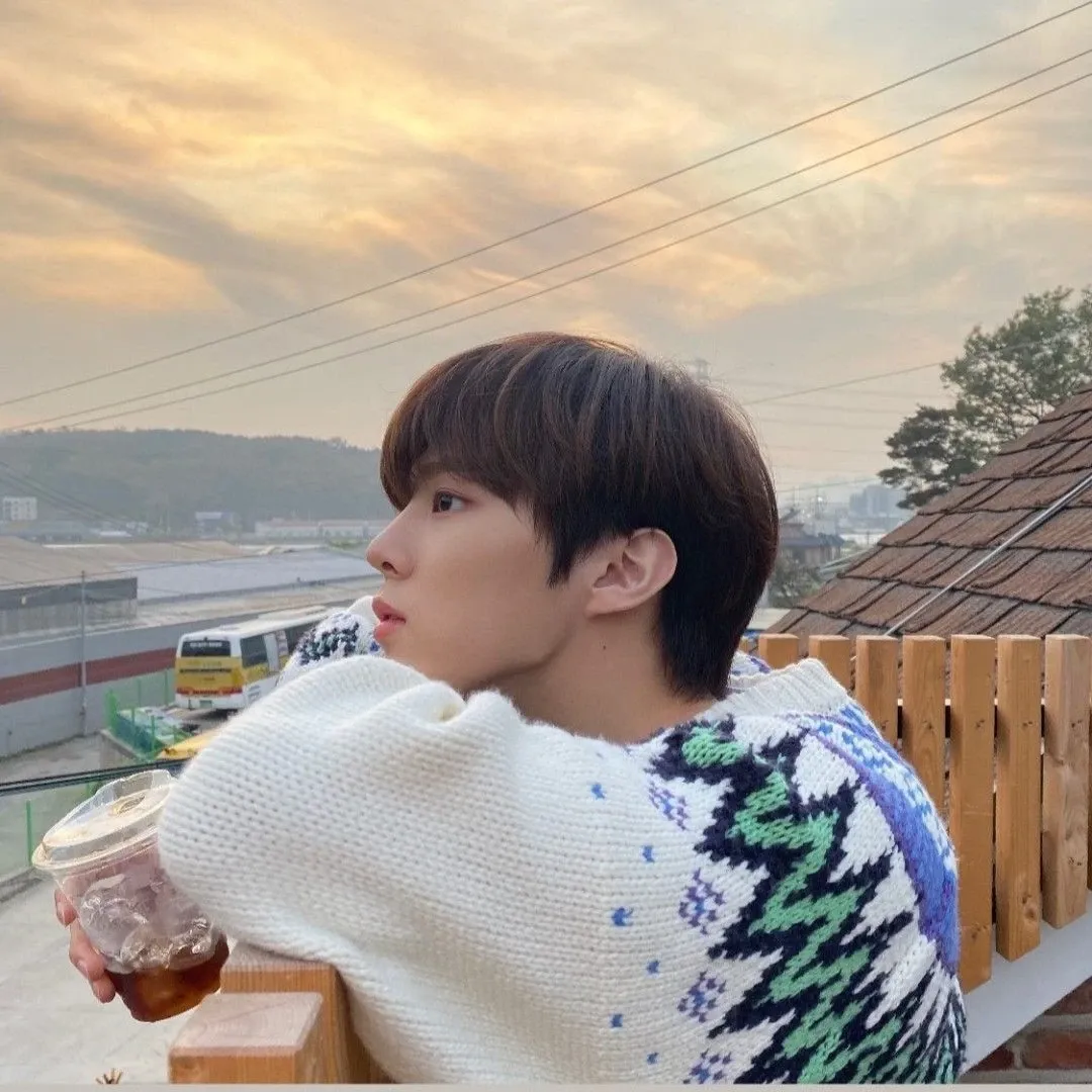 Behind-the-scenes cut of Kim Wooseok