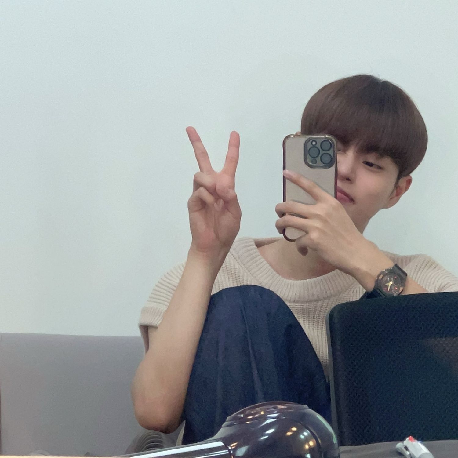 A moment captured by Lee Daehwi (AB6IX)'s fan