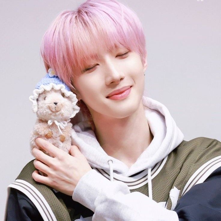 Recent activity shot of Hui (PENTAGON)