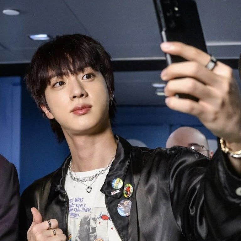 Momen yang diabadikan oleh penggemar Jin (BTS)