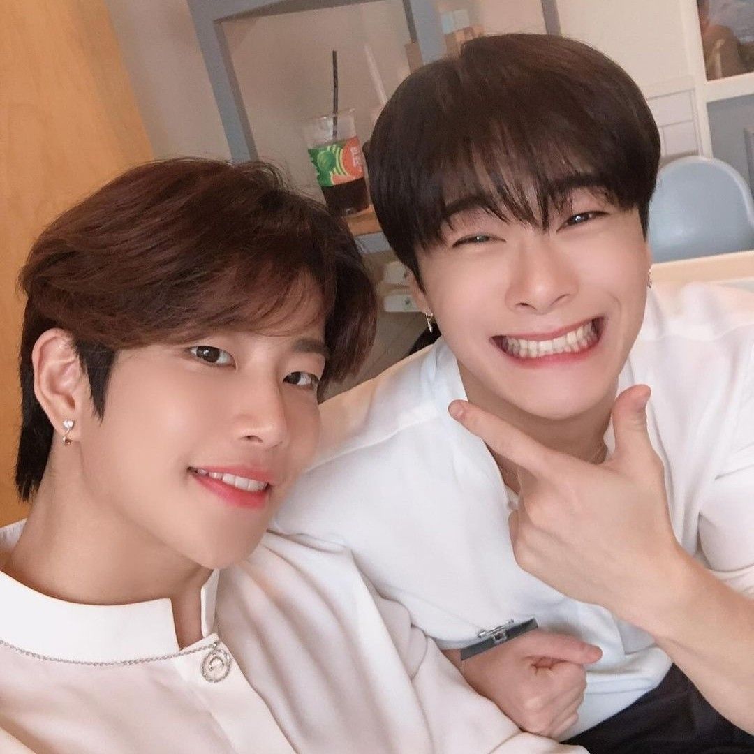 A moment captured by MJ (ASTRO)'s fan