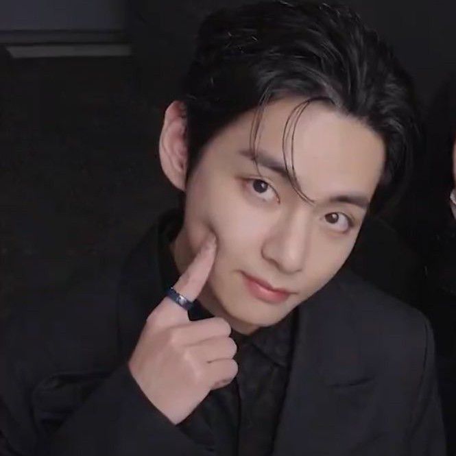 뷔 (방탄소년단)의 최신 사진