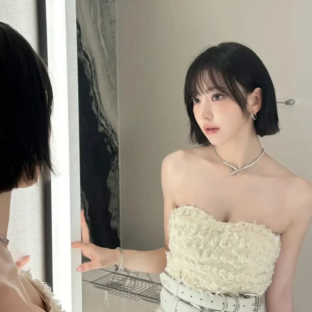 Latest photo of Sakura (LE SSERAFIM)