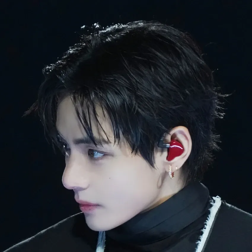 뷔 (방탄소년단)의 최신 사진