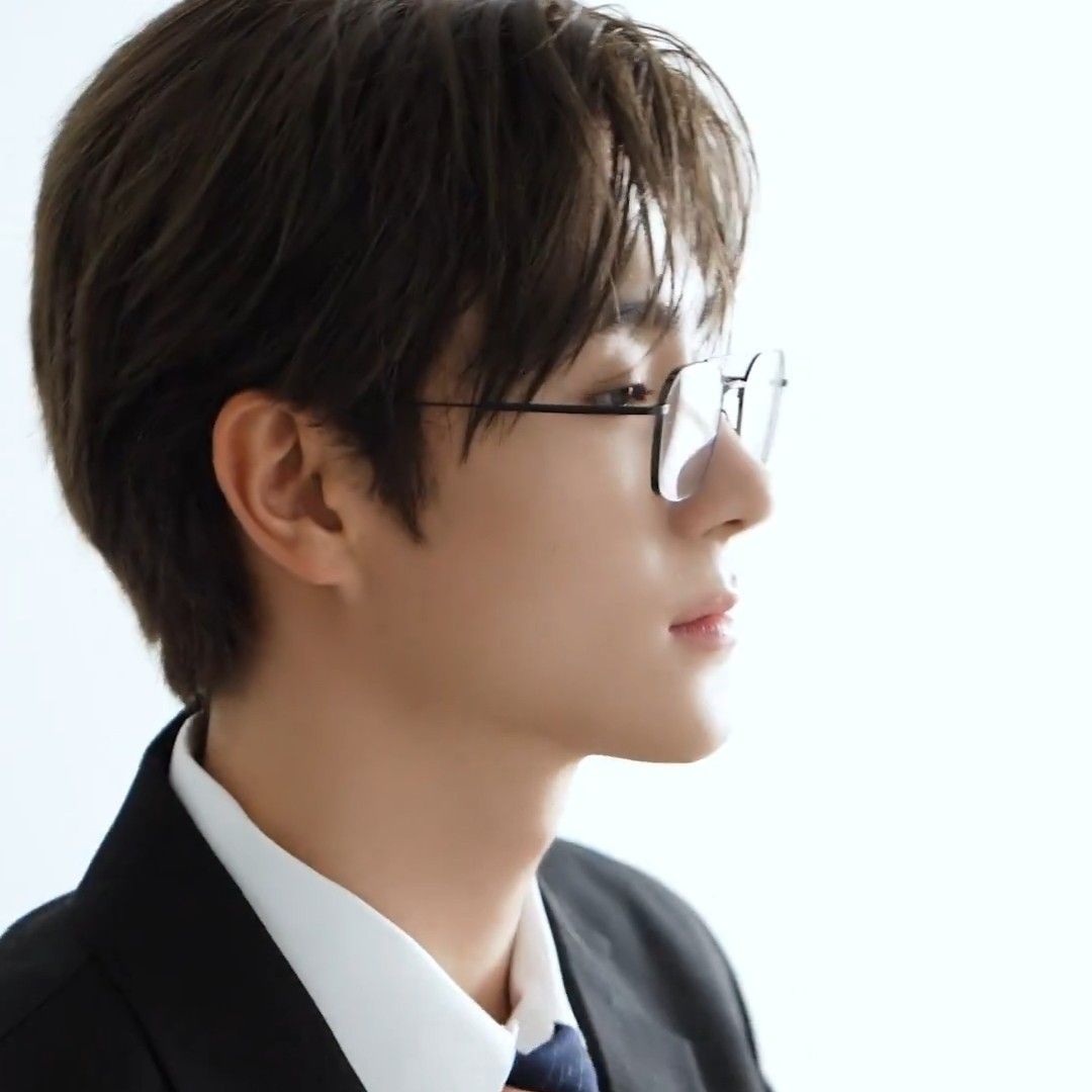 Latest photo of Hyunjae (THE BOYZ)