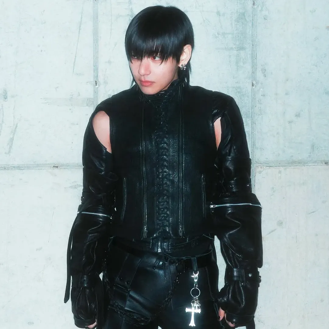 Behind-the-scenes cut of V (BTS)