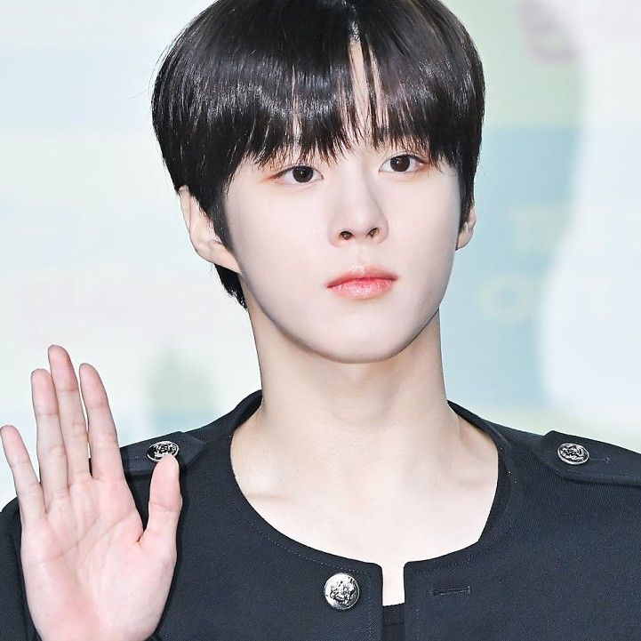 Behind-the-scenes cut of Kim Wooseok