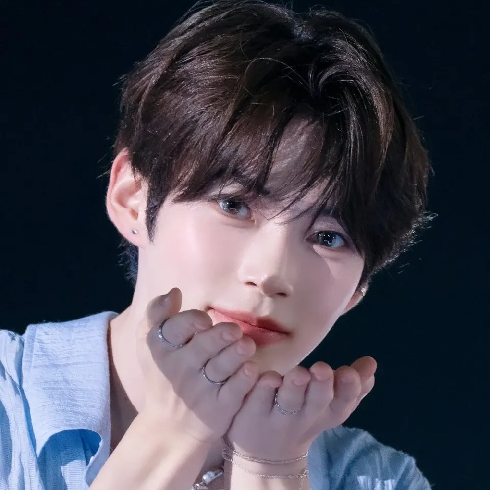 Behind-the-scenes cut of Sung Hanbin (ZEROBASEONE)