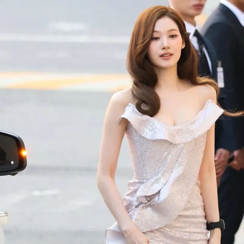 Foto aktivitas terbaru Sana (TWICE)