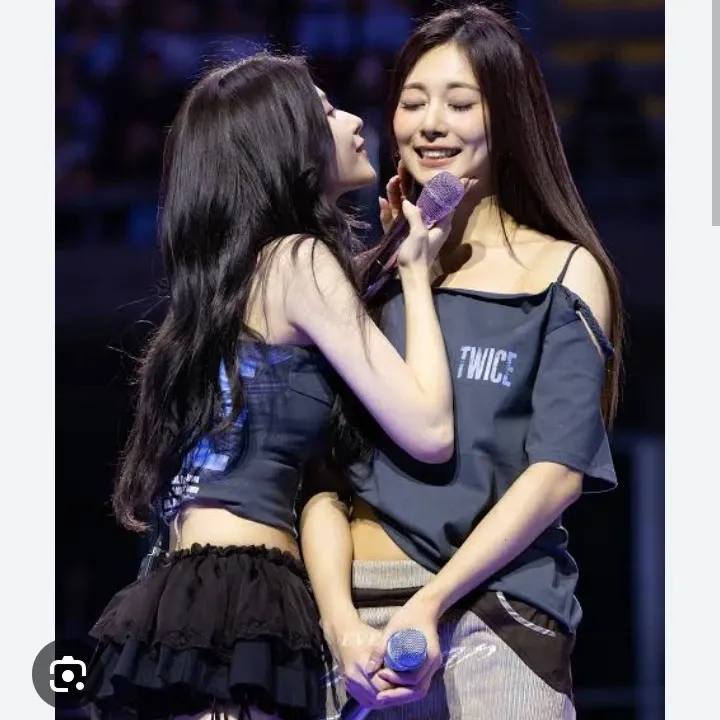 Momen yang diabadikan oleh penggemar Tzuyu (TWICE)