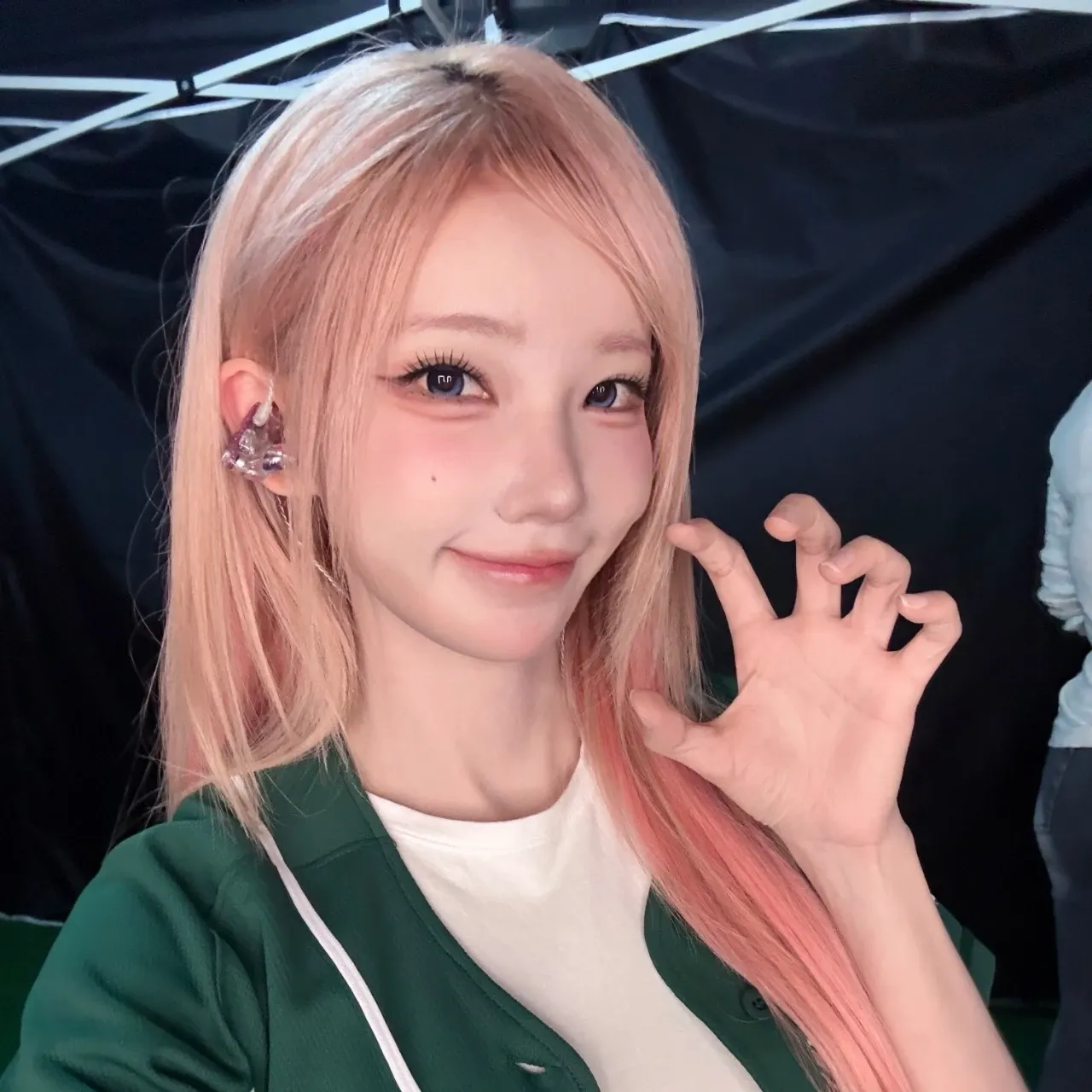 Behind-the-scenes cut of Magenta (QWER)