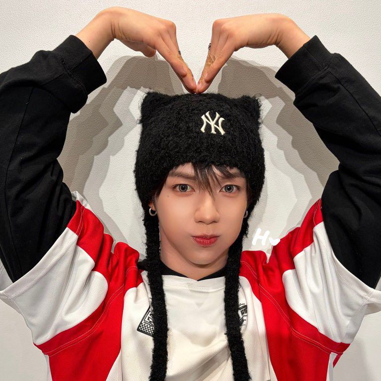 A moment captured by JL (AHOF)'s fan