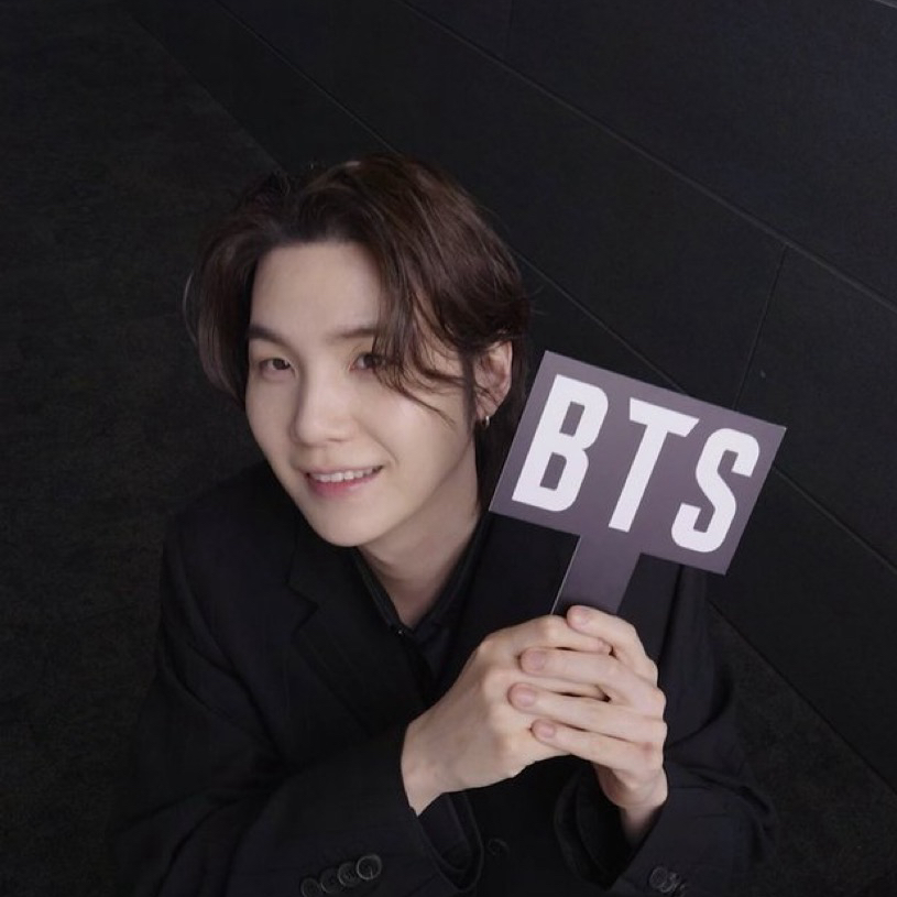 Foto aktivitas terbaru SUGA (BTS)