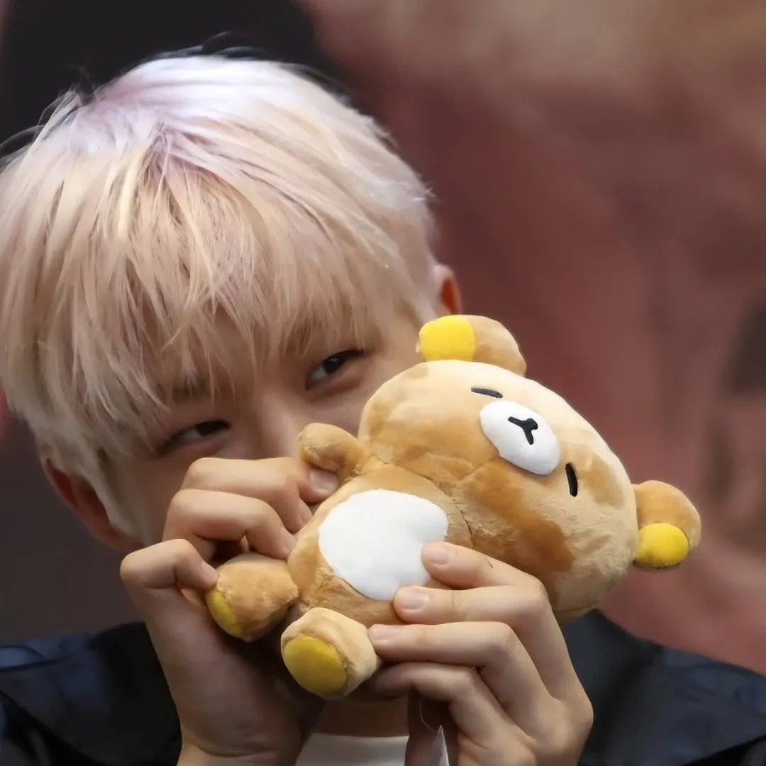 Behind-the-scenes cut of Jinjin (ASTRO)