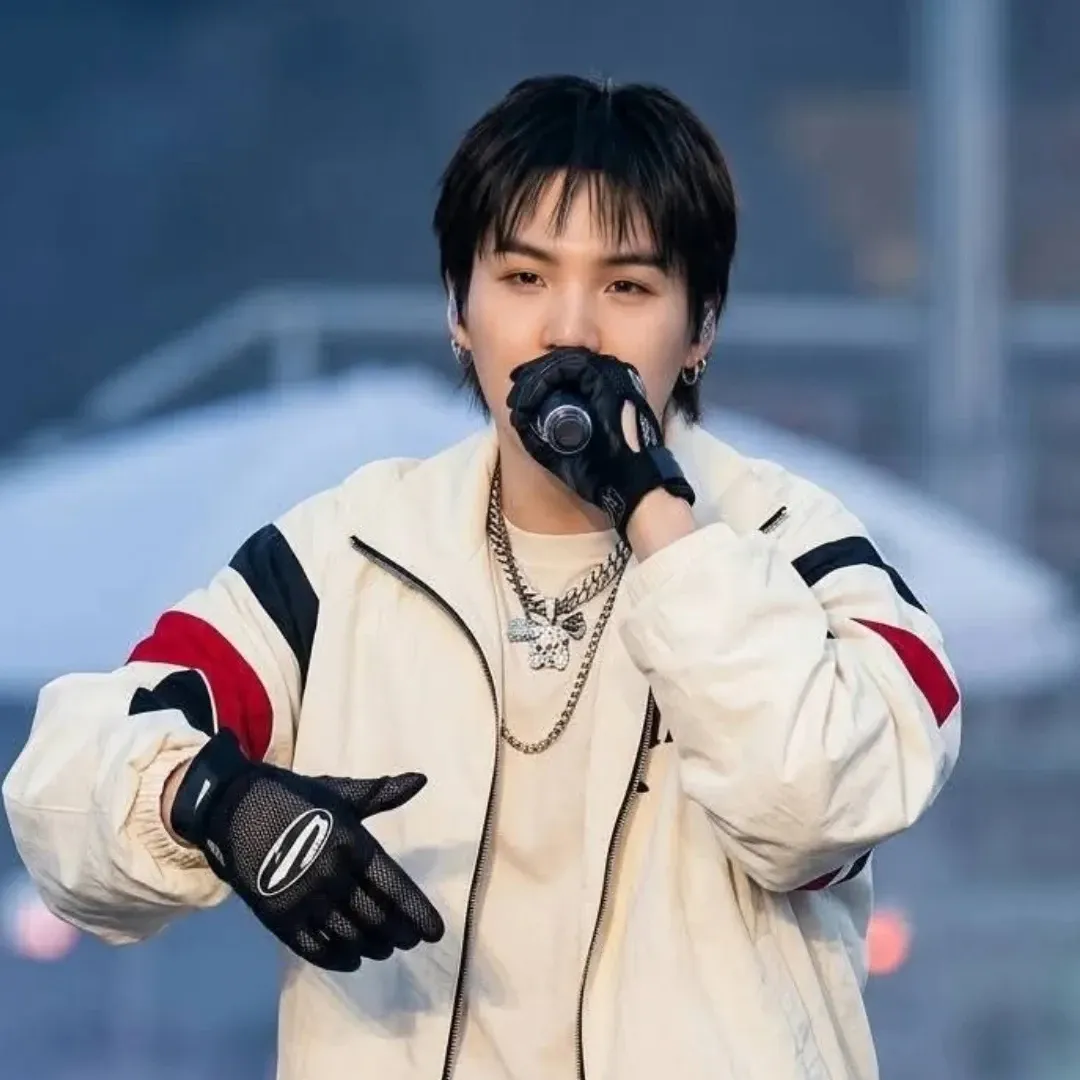 Foto aktivitas terbaru SUGA (BTS)