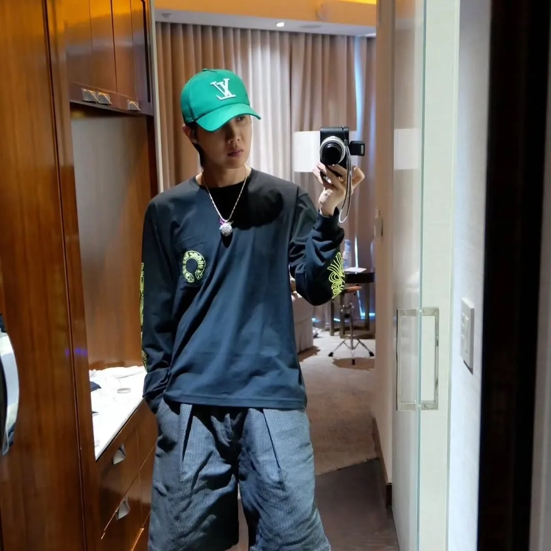 Foto aktivitas terbaru j-hope (BTS)