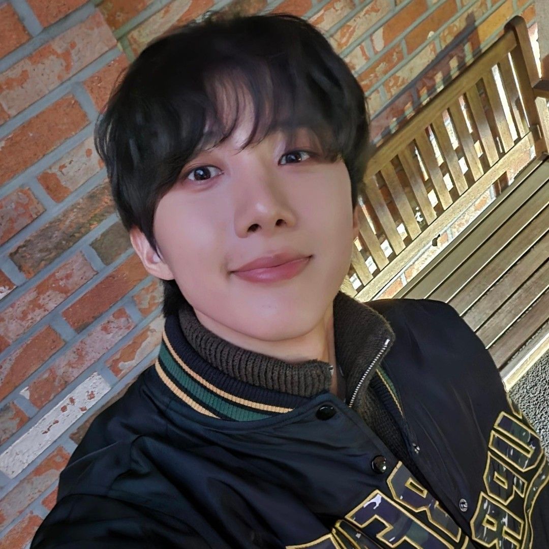 Latest photo of Hui (PENTAGON)