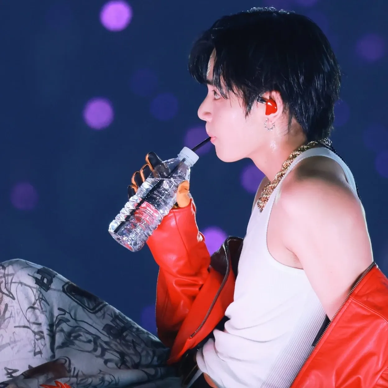 Behind-the-scenes cut of V (BTS)