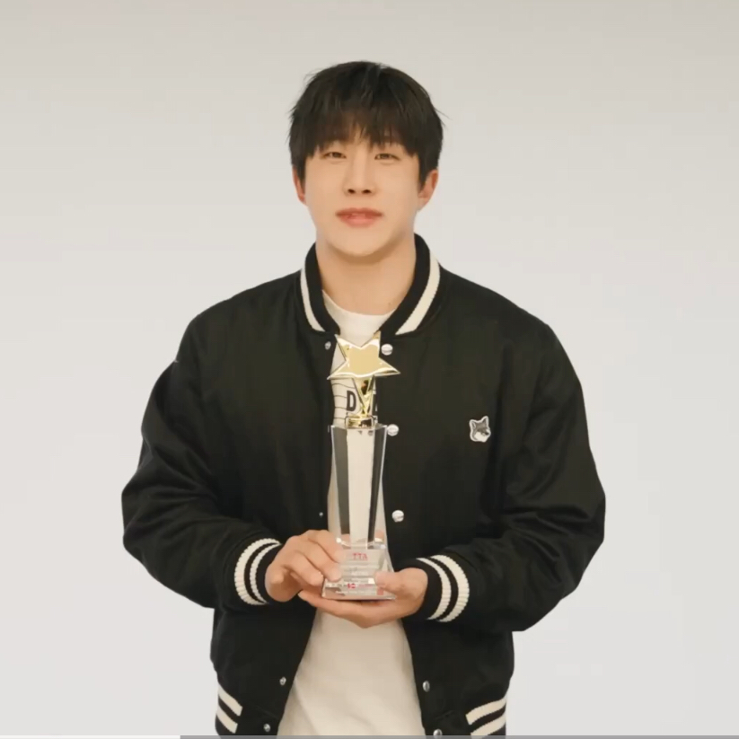 Foto aktivitas terbaru Jinjin (ASTRO)