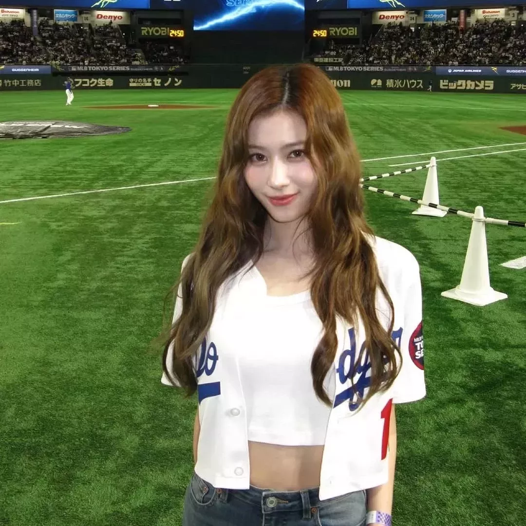 Foto aktivitas terbaru Sana (TWICE)