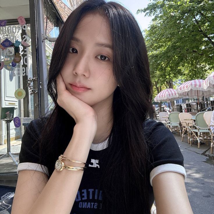 Foto aktivitas terbaru Jisoo (BLACKPINK)