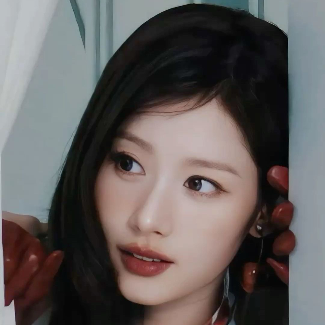 Behind-the-scenes cut of Sana (TWICE)