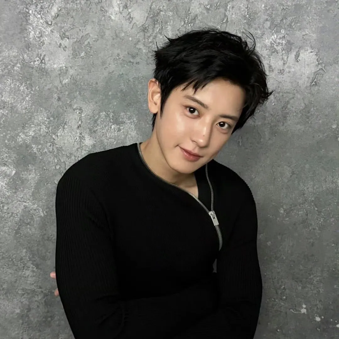 Recent activity shot of Chanyeol (EXO)