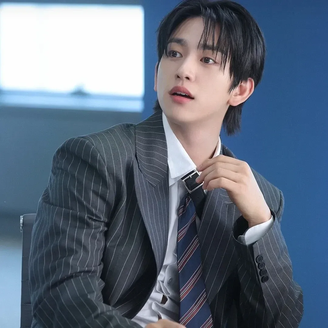 Latest photo of Jinyoung (GOT7)