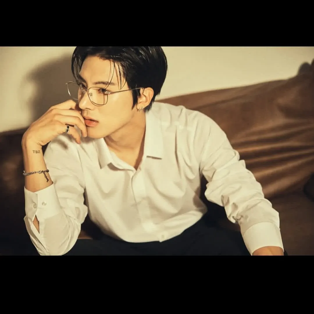 A moment captured by Eric (THE BOYZ)'s fan