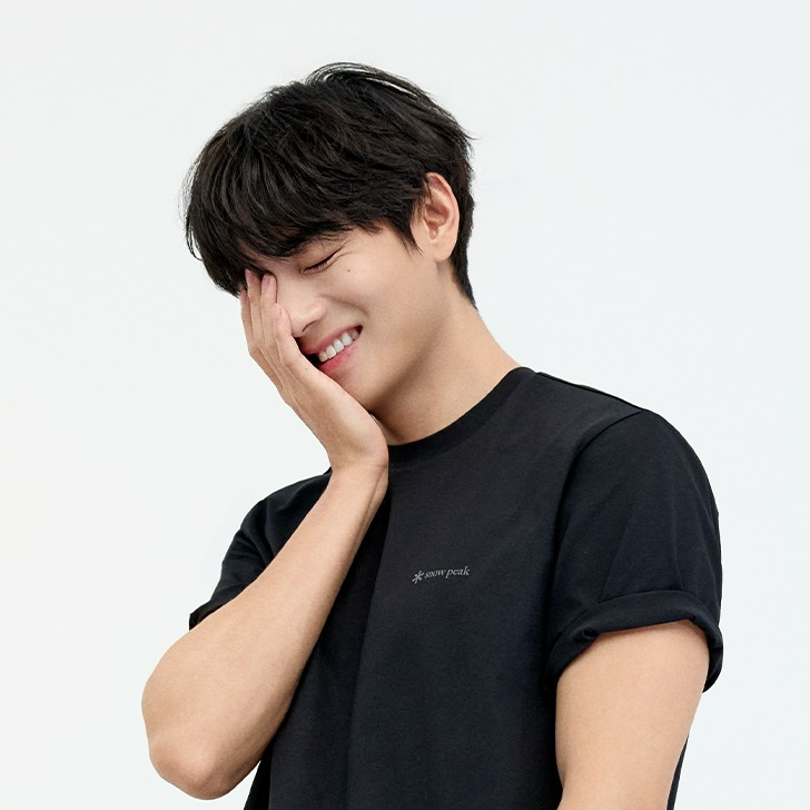 뷔 (방탄소년단)의 최신 사진