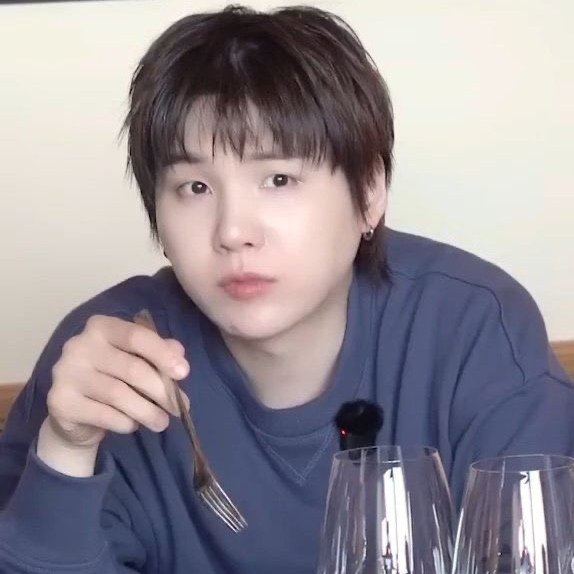 Foto aktivitas terbaru SUGA (BTS)