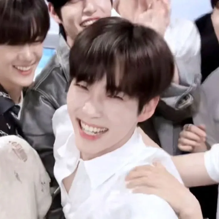 Latest photo of Sung Hanbin (ZEROBASEONE)