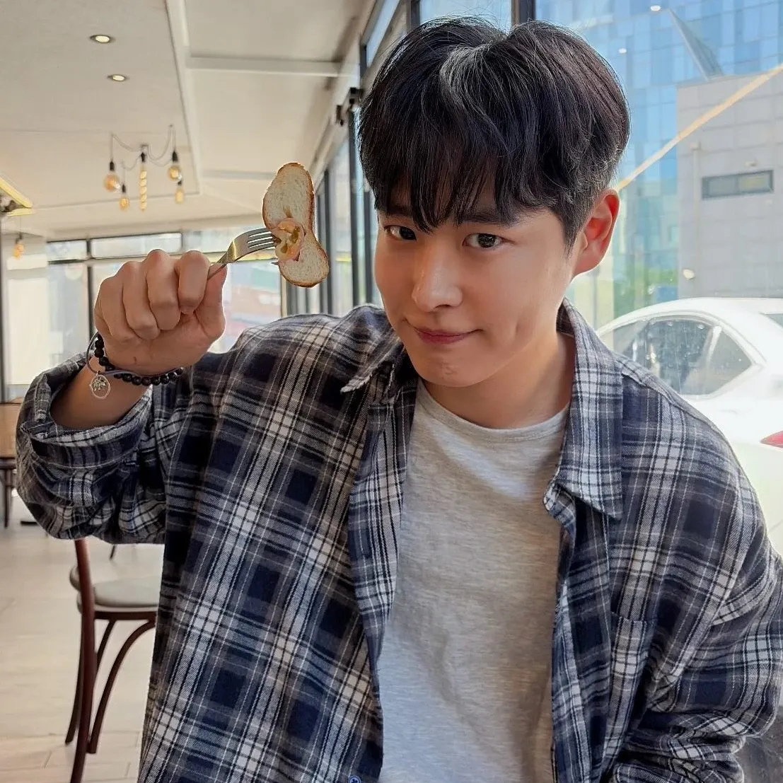 Behind-the-scenes cut of Choi Byungchan