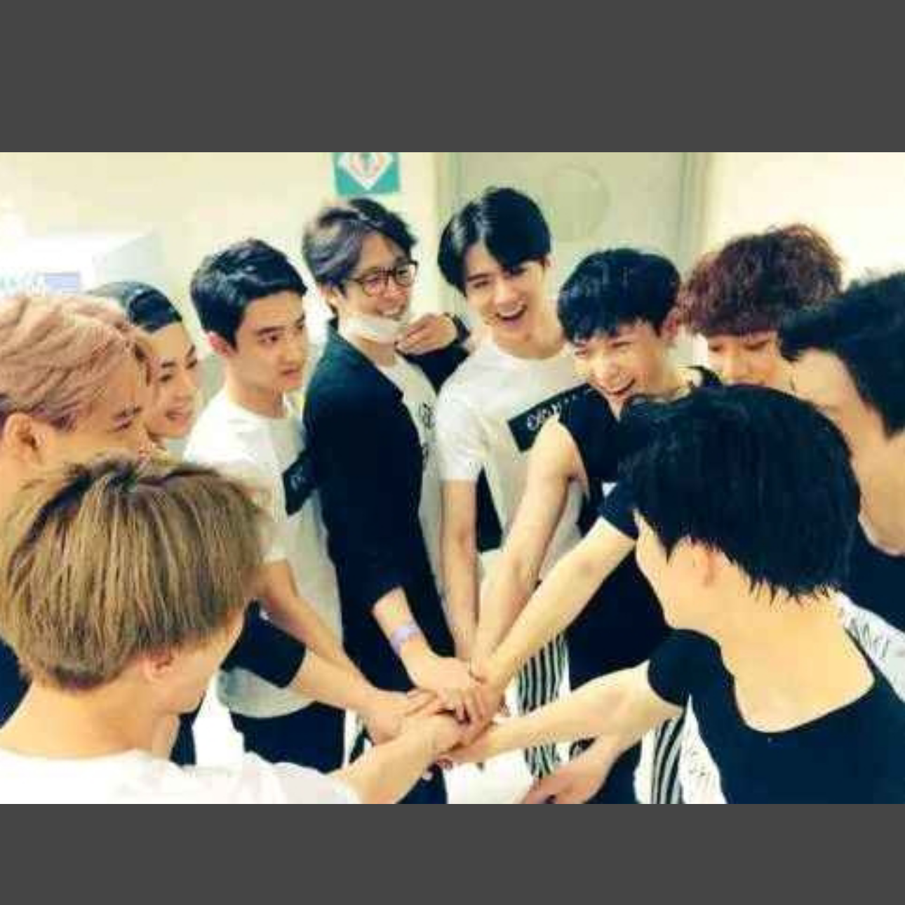 EXOの舞台裏ショット