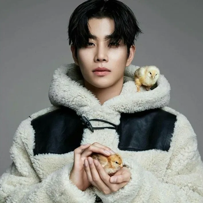 A moment captured by MJ (ASTRO)'s fan