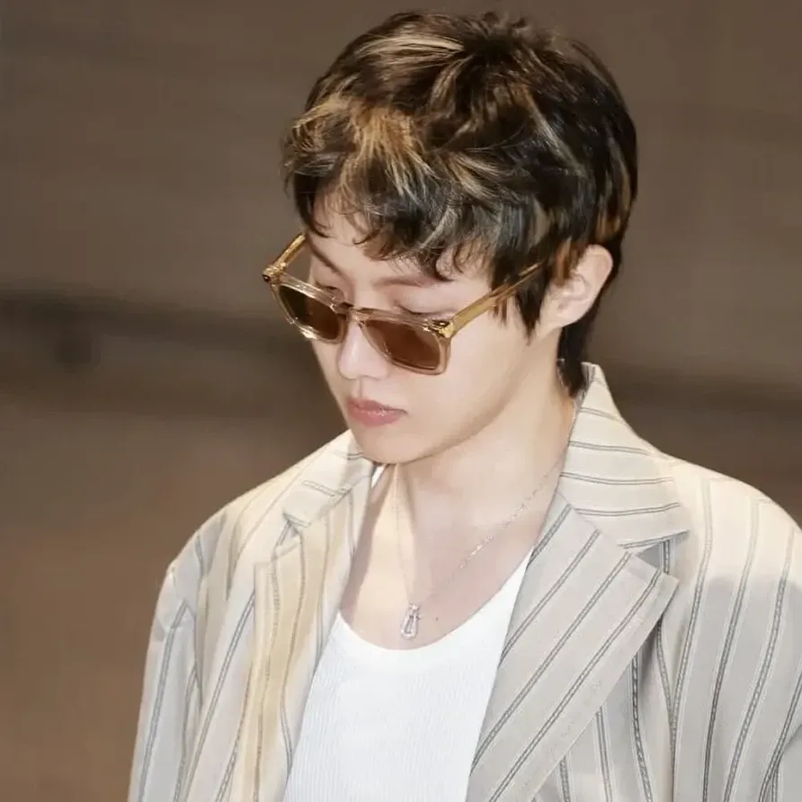 Foto aktivitas terbaru j-hope (BTS)